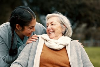 Pflege zu Hause: Ein vertrauensvolles Verhältnis zwischen Pflegenden und Pflegebedürftigen ist enorm wichtig.