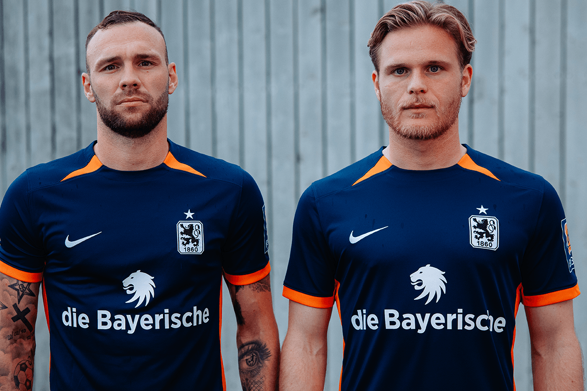 Präsentieren das neue Trikot: (v.l.) Patrick Hobsch und Thore Jacobsen.