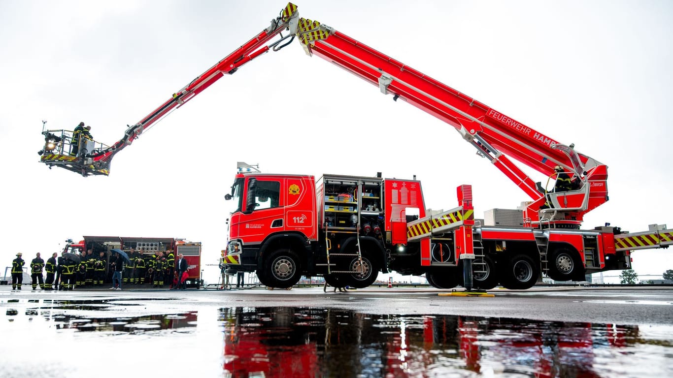 Das TMF70 steht am Hafen: Das Fahrzeug bringt die Rettungskräfte auf eine Höhe von 70 Metern.