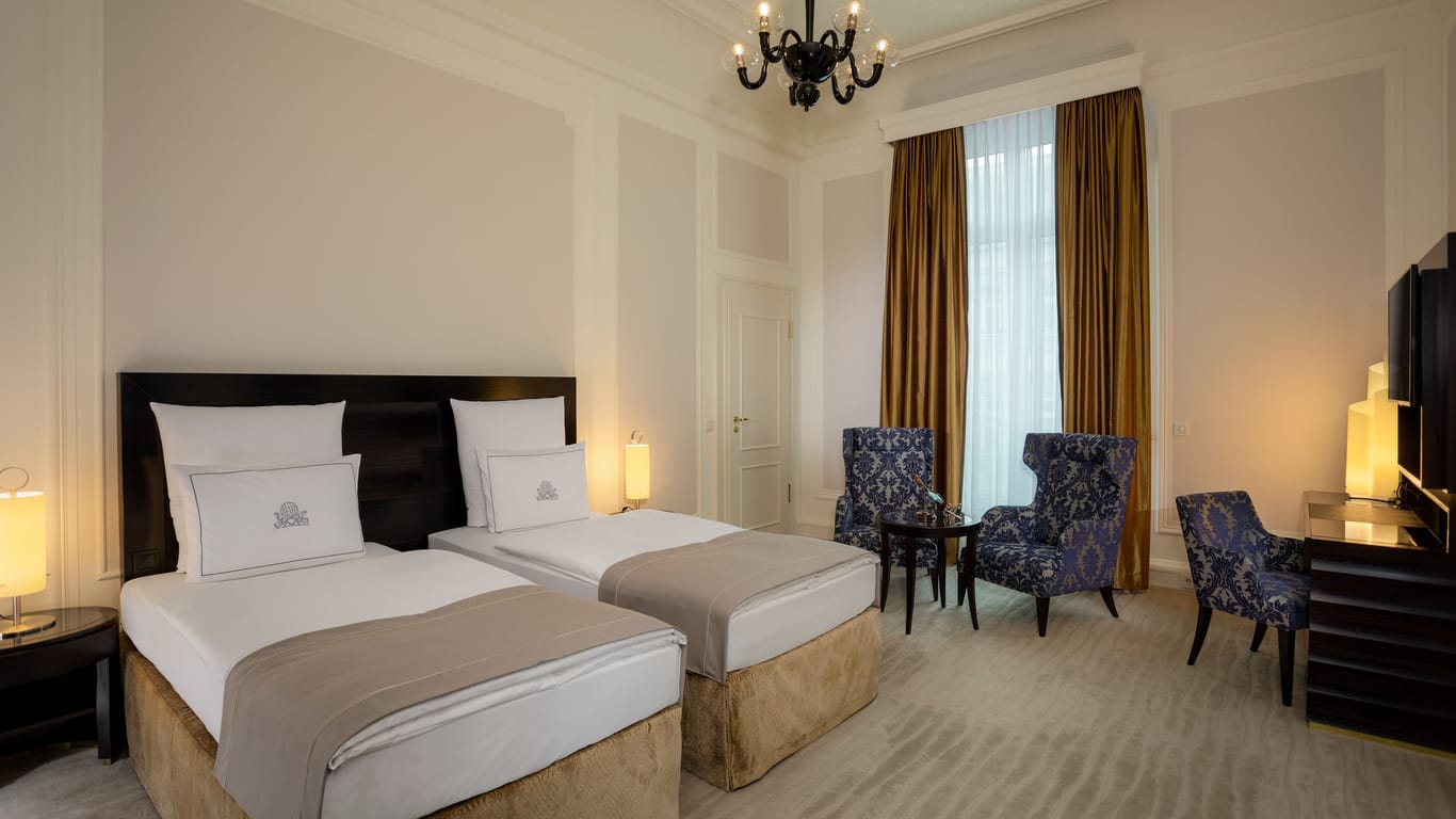 Schlafbereich einer Deluxe Suite: Hier werden die Annehmlichkeiten eines Fünf-Sterne-Hotels mit dem Komfort eines eigenen Zuhauses verbunden.