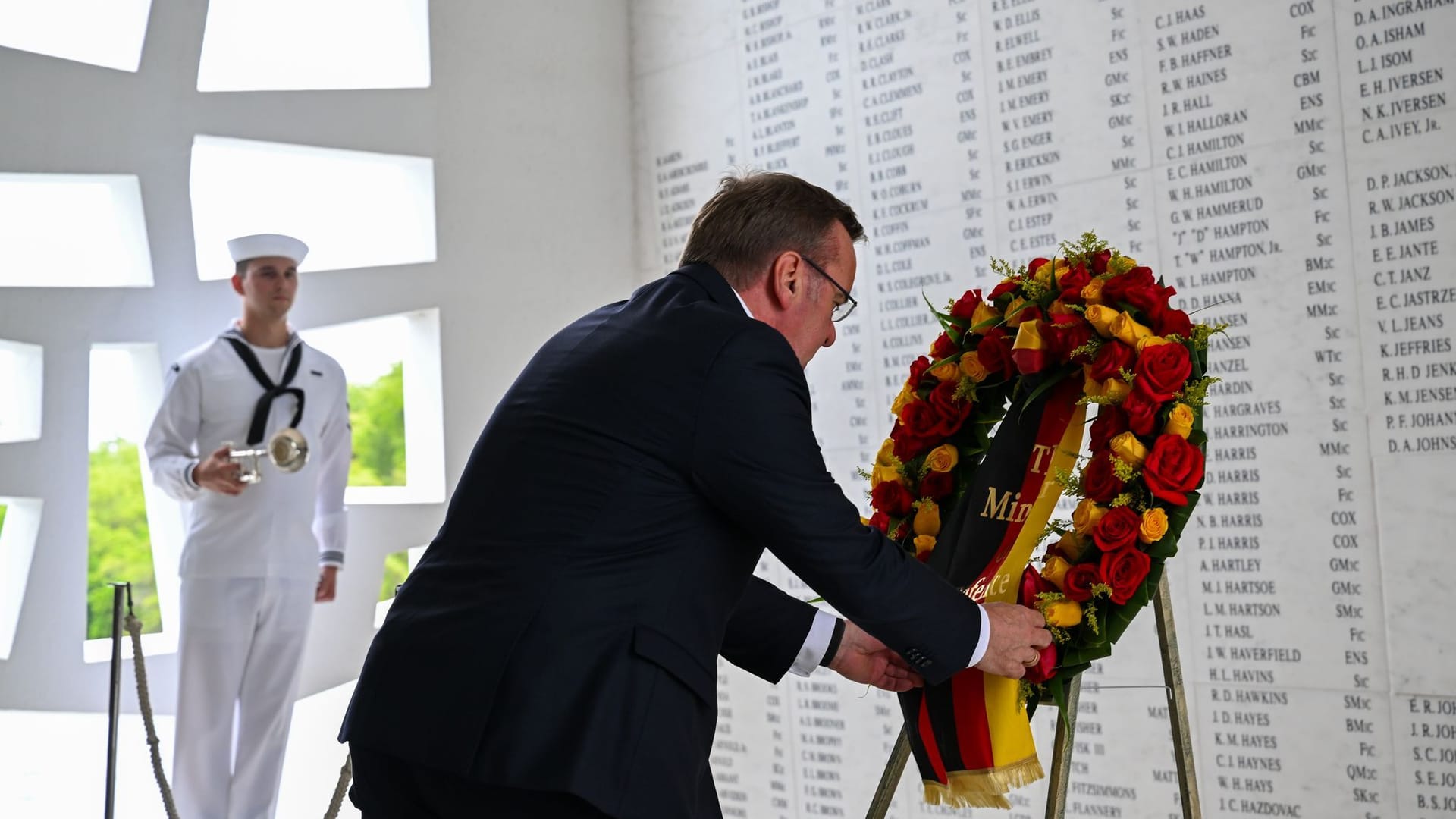 Verteidigungsminister Pistorius im USS Arizona Memorial in Pearl Harbor: Gemeinsame Erinnerungsarbeit als Solidarität unter "Wertepartnern".