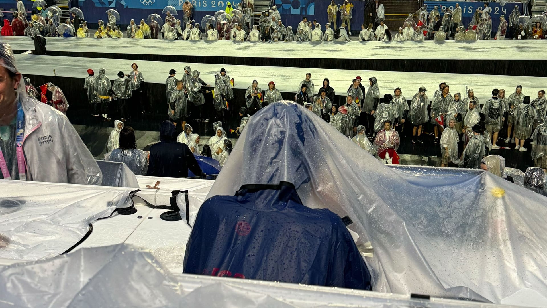 Während sich die Plätze auf den Tribünen langsam lichten, warten knapp 40 Athletinnen und Athleten des deutschen Teams in Regencampes im Innenraum der temporären Arena.