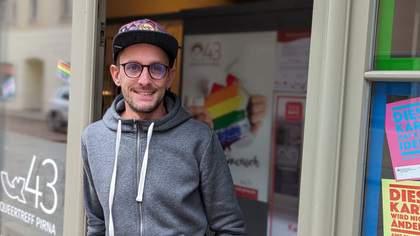 CSD-Chef Christian Hesse vor dem Queertreff in Pirna: Es die einzige Anlaufstelle explizit für queere Menschen im gesamten Landkreis.