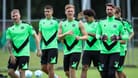 Spieler von Hannover 96: Am Stadion findet am Freitag eine Veranstaltung für Fans statt.