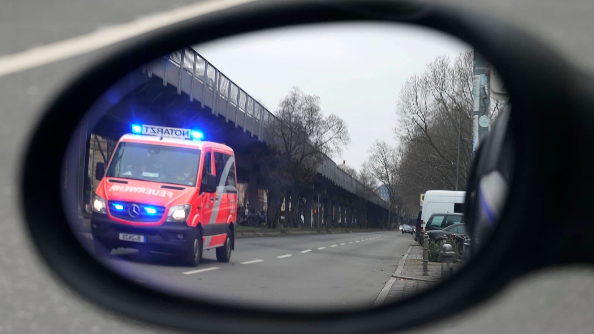 Achtung, Rettungswagen: Nun müssen alle anderen Platz machen – aber vorsichtig.