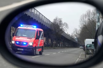 Achtung, Rettungswagen: Nun müssen alle anderen Platz machen – aber vorsichtig.