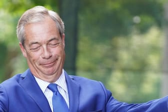 Nigel Farage (Archivbild) hat nach Prognosen erstmals den Einzug ins britische Parlament erreicht.