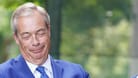 Nigel Farage (Archivbild) hat nach Prognosen erstmals den Einzug ins britische Parlament erreicht.
