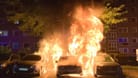 Drei Autos stehen auf dem Otto-Dix-Ring in Flammen: Durch die enorme Hitze war der Tank des Mercedes undicht geworden: In Brand geratener Kraftstoff drohte weiter überzugreifen.
