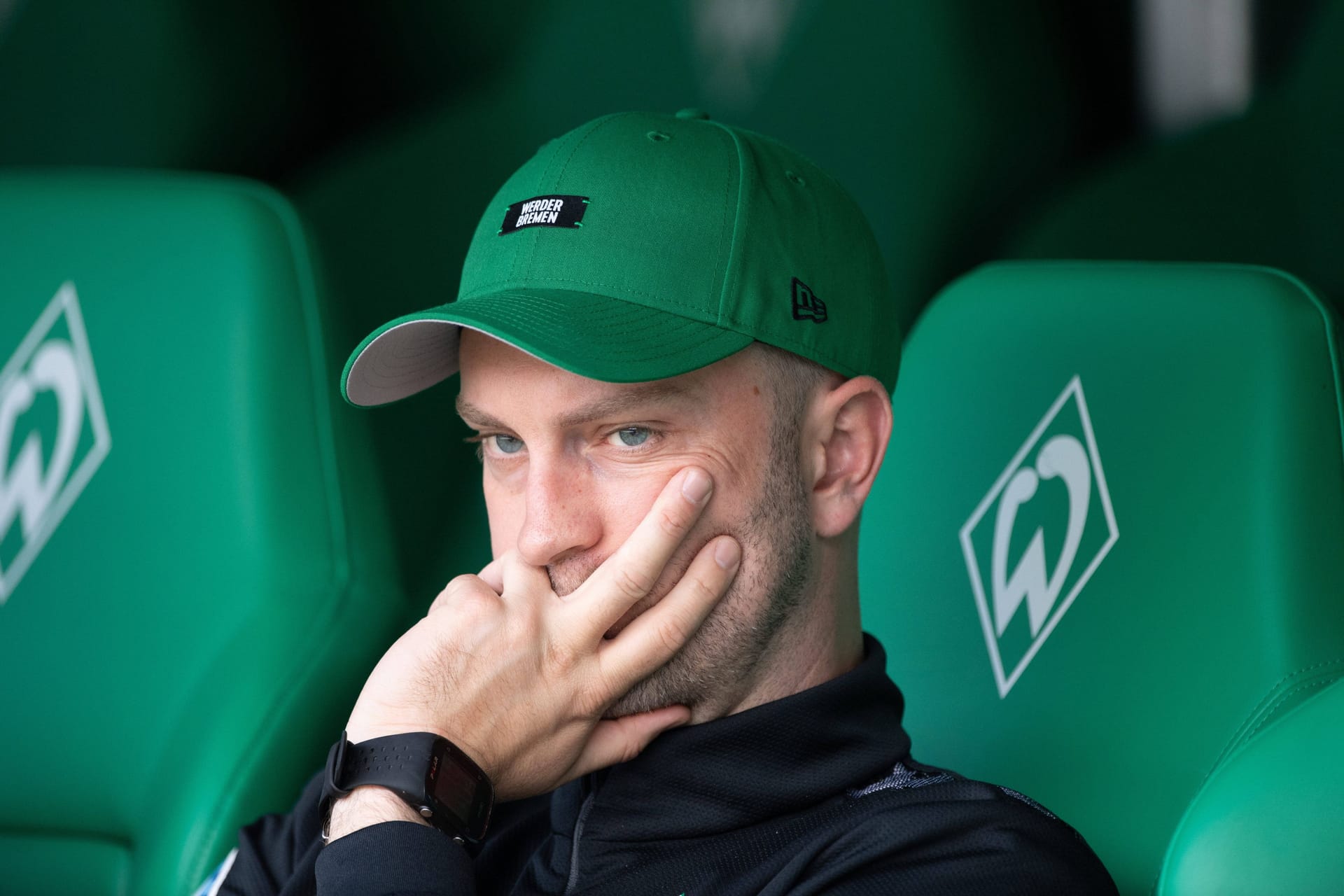 Bremen-Coach Ole Werner (Archivfoto): Ob ihm das neue Maskottchen des Klubs gefällt?