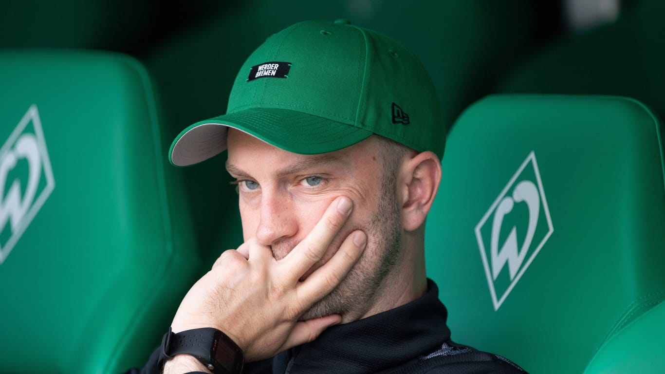 Bremen-Coach Ole Werner (Archivfoto): Ob ihm das neue Maskottchen des Klubs gefällt?