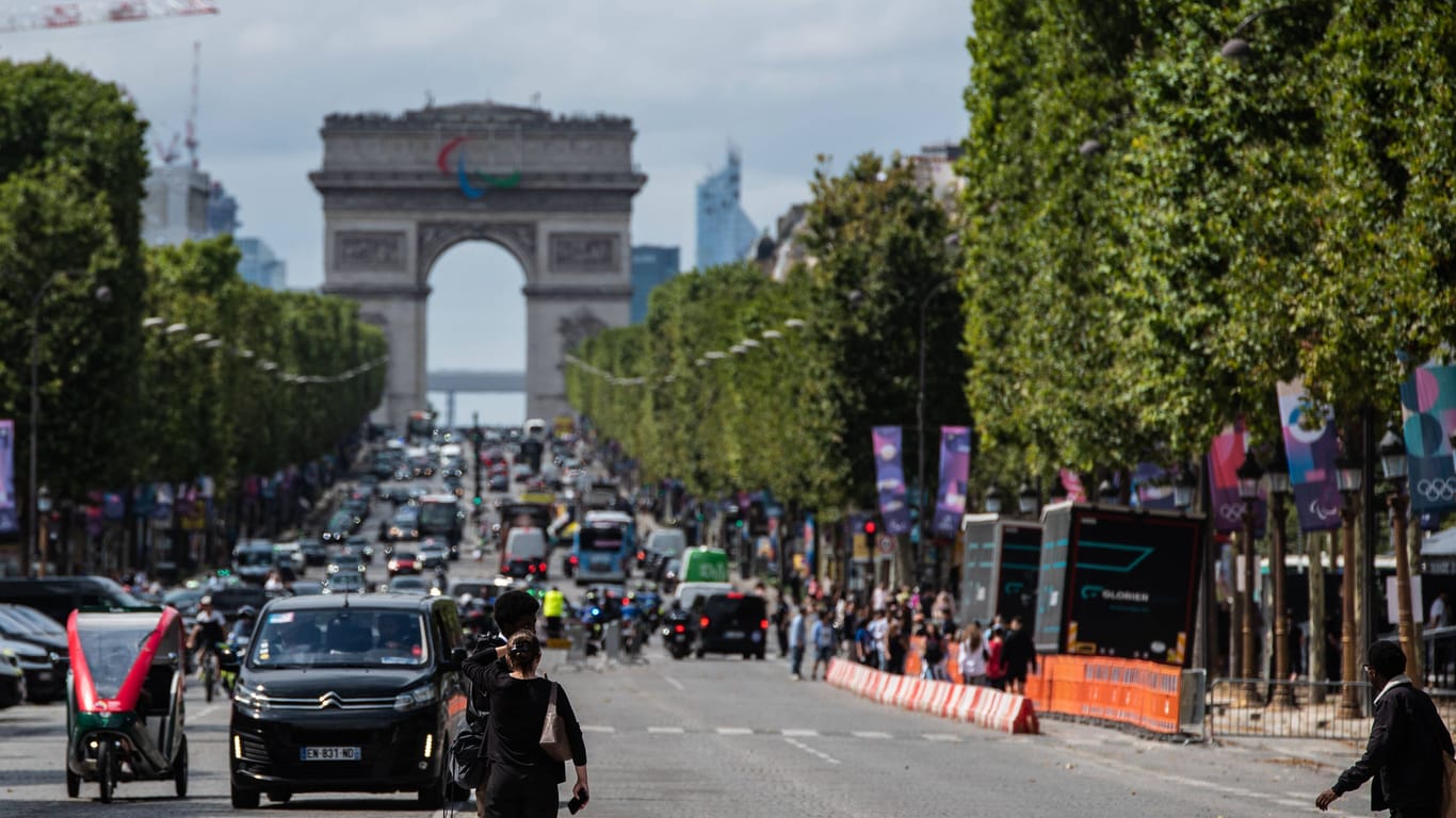 Der Arc de Triomphe in der Ferne: Schon vor der offiziellen Eröffnungsfeier finden in Paris Wettbewerbe statt.