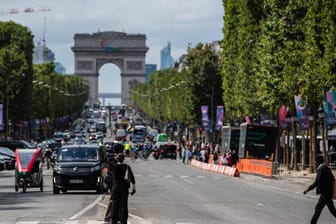 Der Arc de Triomphe in der Ferne: Schon vor der offiziellen Eröffnungsfeier finden in Paris Wettbewerbe statt.