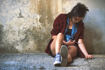 Eine Drogenkonsumentin setzt sich eine Spritze (Symbolfoto): Noch nie sind laut dem BKA so viele Berliner durch Drogenkonsum verstorben wie im vergangenen Jahr.