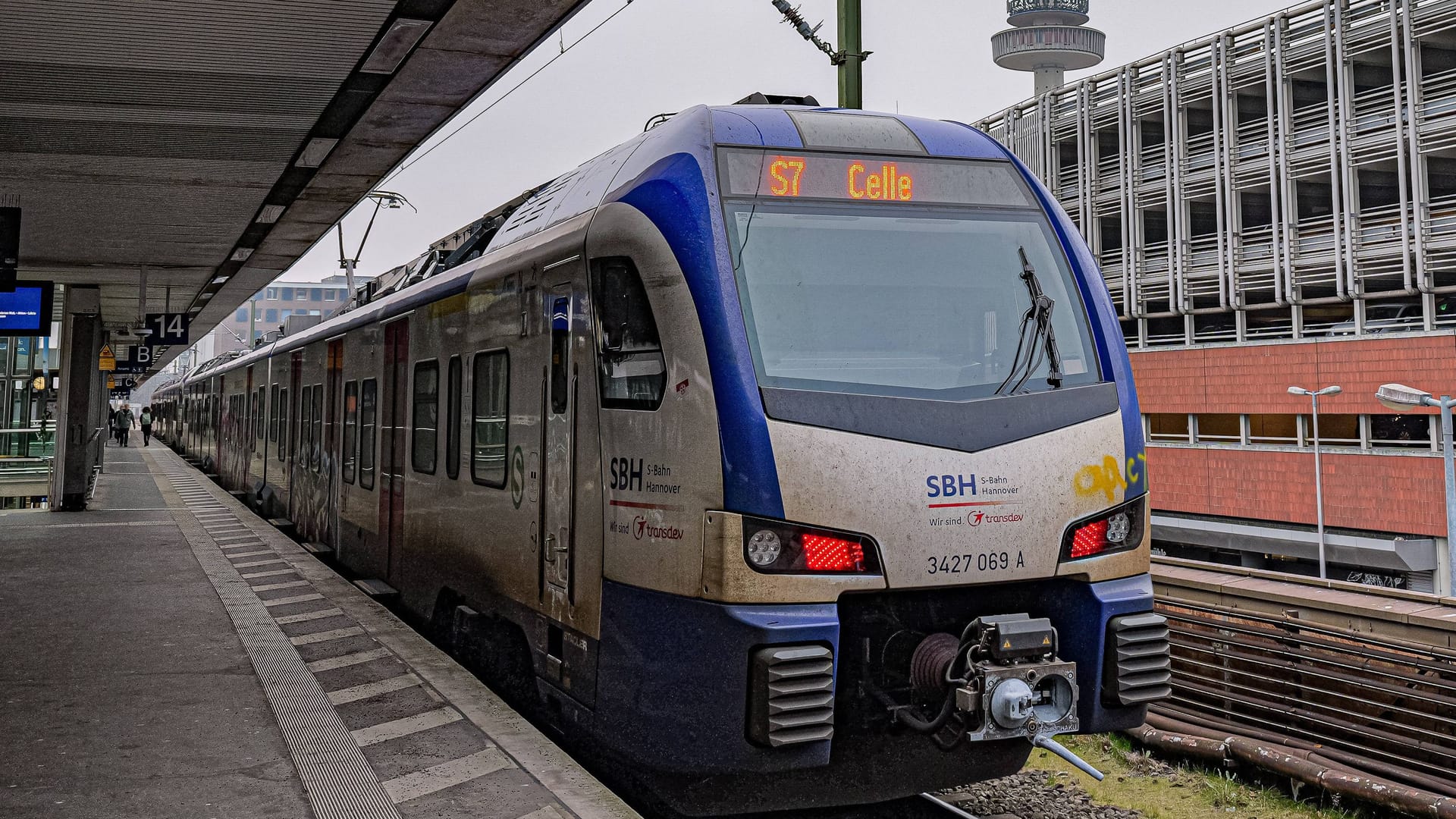 Eine S-Bahn in Hannover (Symbolbild): Anders als bei der S7 bleibt der Verkehr auf der S6 gestört.