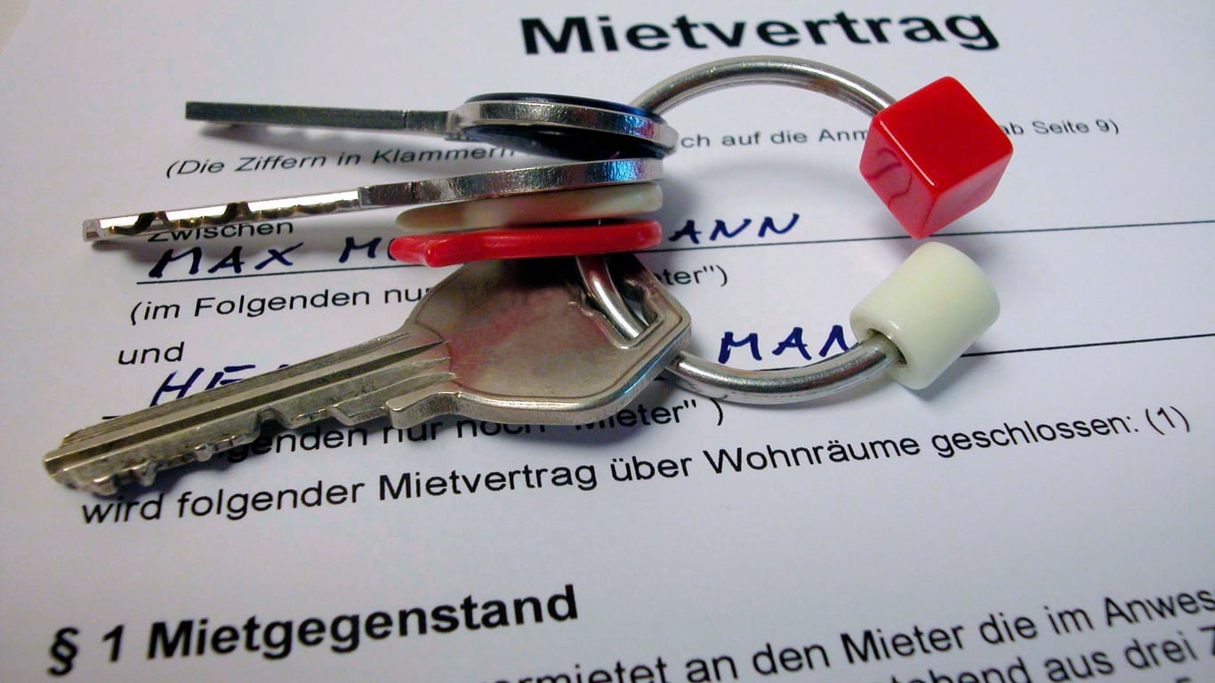 key and lease or rental agreement in german (Mietvertrag)