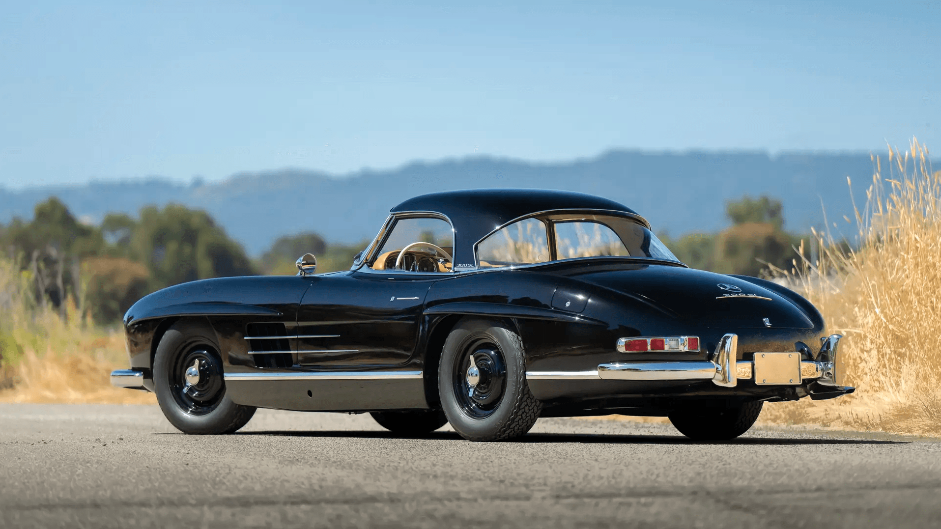 Das Auto der Megastars: Ein 300 SL kostete damals 29.000 DM, etwa sieben Mal so viel wie ein VW Käfer.