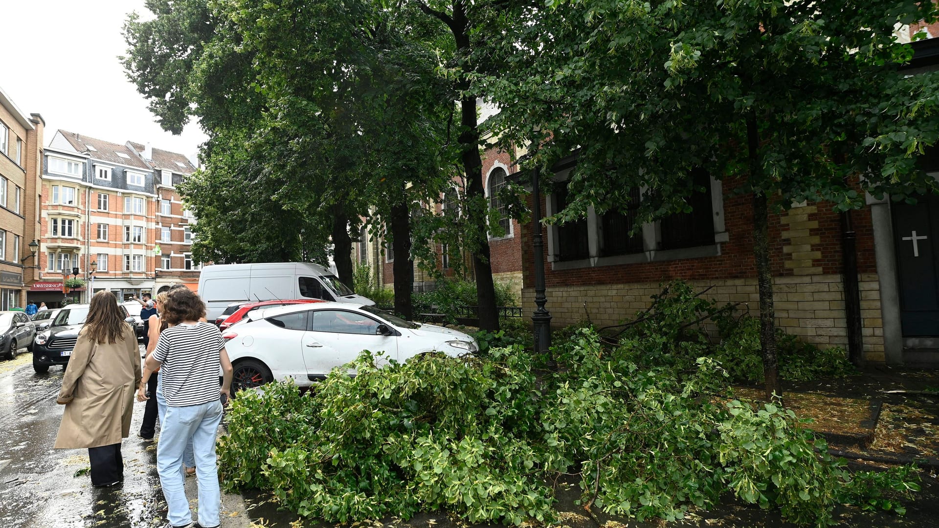 Vom Sturm abgerissene Äste: Das Unwetter brach eine Stunde früher als erwartet über die Stadt herein.