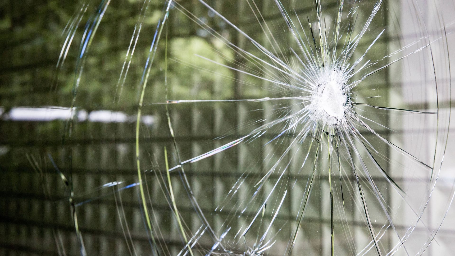 Eine Glasscheibe mit Einschussloch (Archivbild): In Hamburg-Hohenfelde ist auf ein Restaurant geschossen worden. Eine Glasscheibe mit Einschussloch (Archivbild): In Hamburg-Hohenfelde ist auf ein Restaurant geschossen worden.