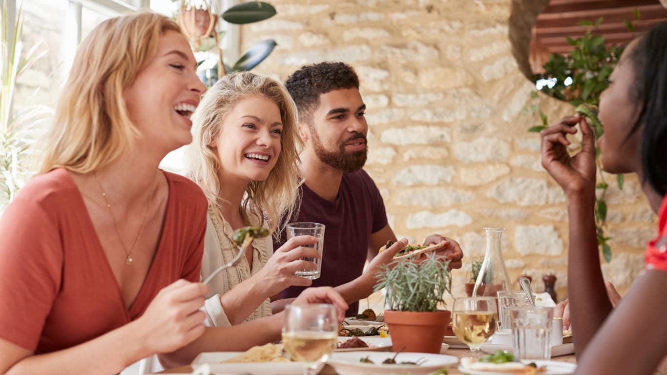 Mitarbeiter essen in einem Restaurant