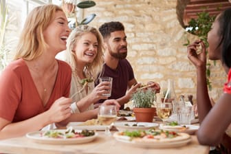 Mitarbeiter essen in einem Restaurant