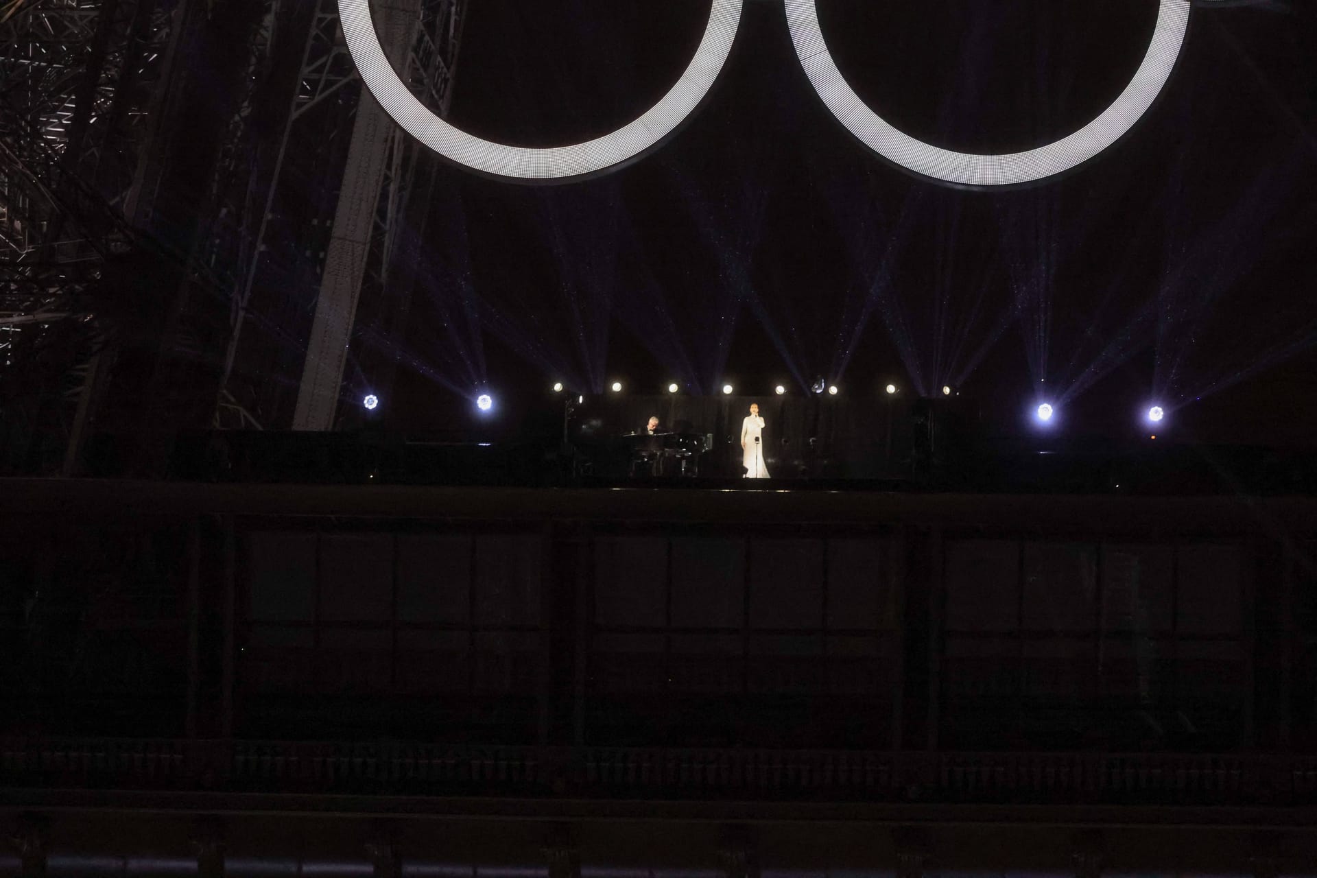 Emotionaler Höhepunkt und Abschluss der Feierlichkeiten: der Auftritt von Céline Dion. Die Sängerin stand auf einer Aussichtsplattform im strahlend glitzernden Wahrzeichen von Paris, trug ein ebenso glitzerndes Kleid und krönte die Gala mit einem Song.