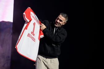 Bushido bei einem Konzert in München mit einem Trikot des FC Bayern (Archivbild): Nach seiner Abschiedstournee will der Rapper seine Karriere beenden.