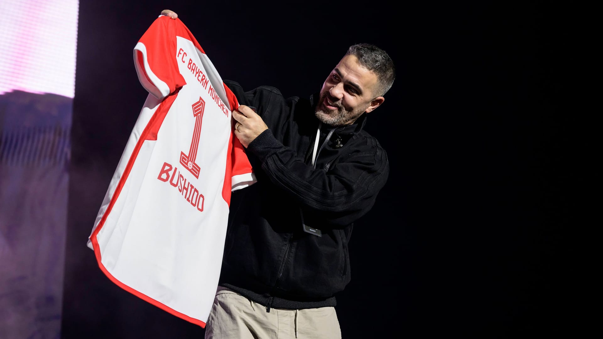 Bushido bei einem Konzert in München mit einem Trikot des FC Bayern (Archivbild): Nach seiner Abschiedstournee will der Rapper seine Karriere beenden.