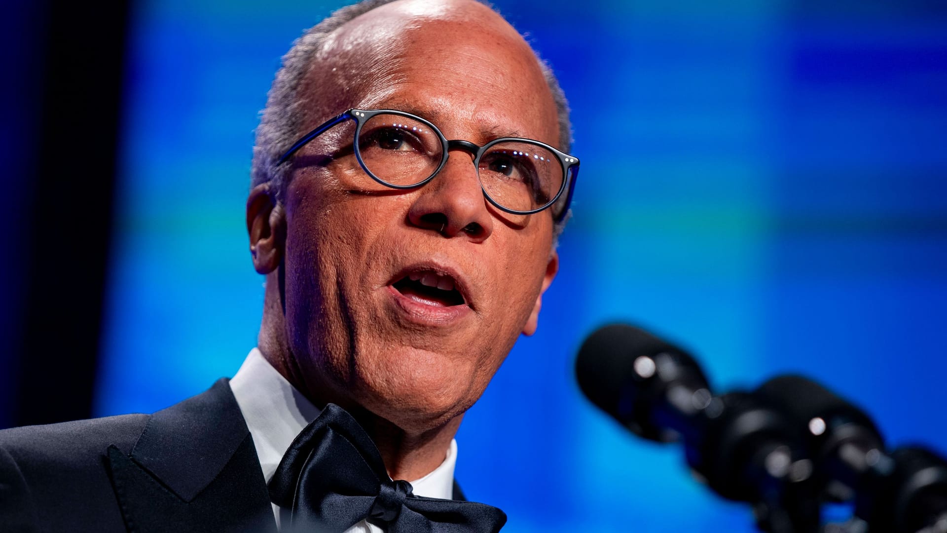 Lester Holt: Der TV-Journalist wird Biden am Montag interviewen.