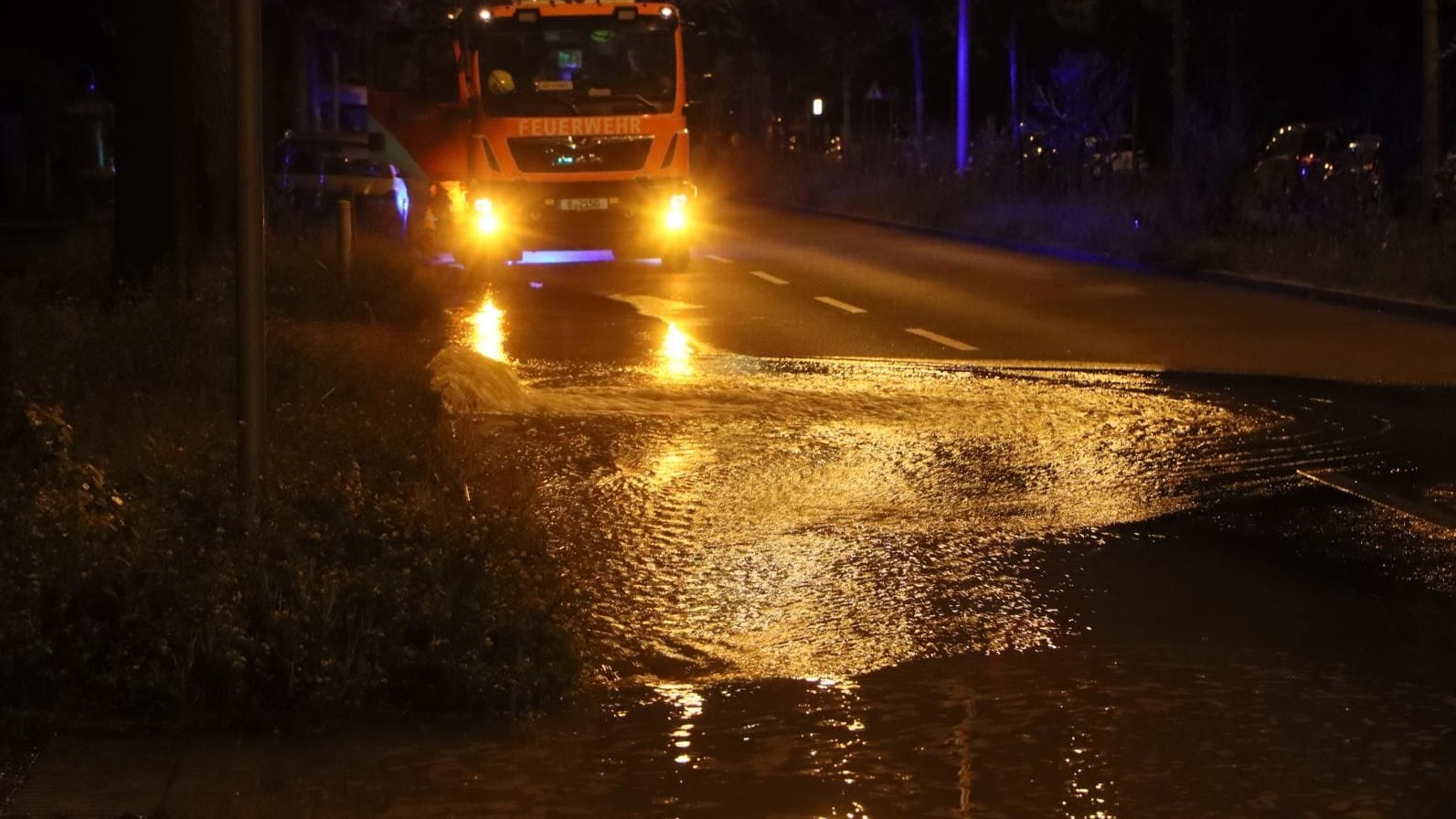 Rohrbruch auf dem Kirchhainer Damm: Die Einsatzkräfte waren lange machtlos. Rohrbruch auf dem Kirchhainer Damm: Die Einsatzkräfte waren lange machtlos.