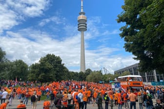 Die Oranje-Fans stimmen sich im Olympiapark auf das Spiel ein.