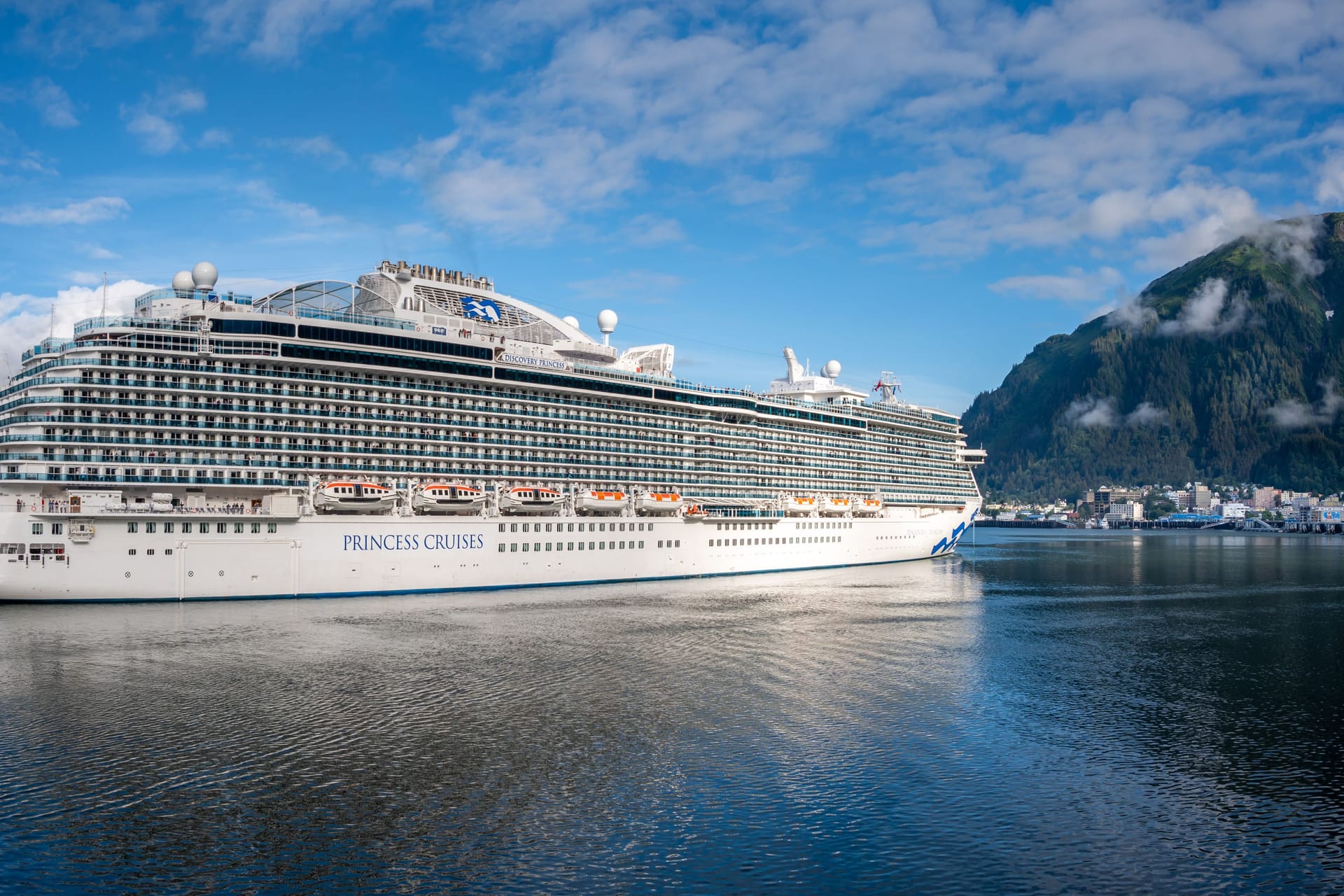 Das Kreuzfahrtschiff Discovery Princess fährt in den Hafen von Juneau (Alaska) ein.