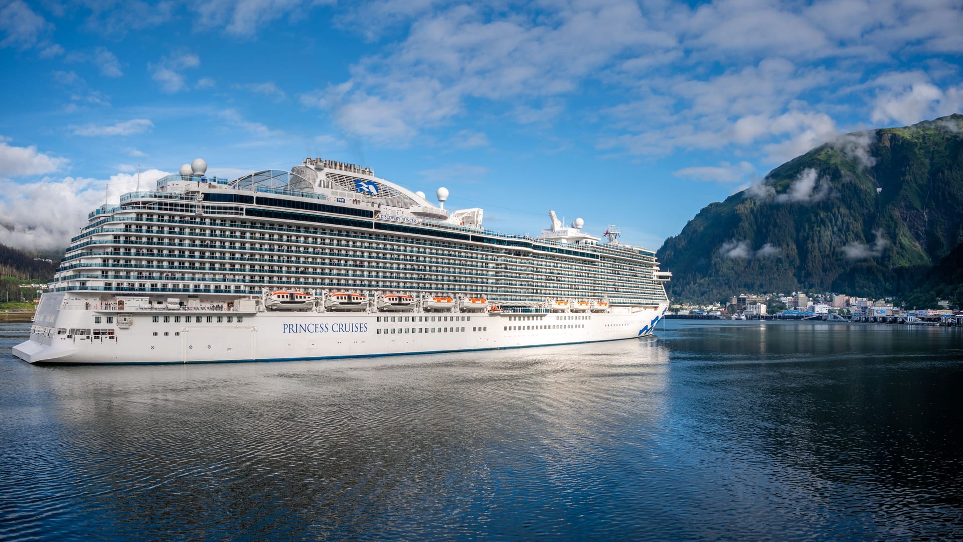 Das Kreuzfahrtschiff Discovery Princess fährt in den Hafen von Juneau (Alaska) ein.