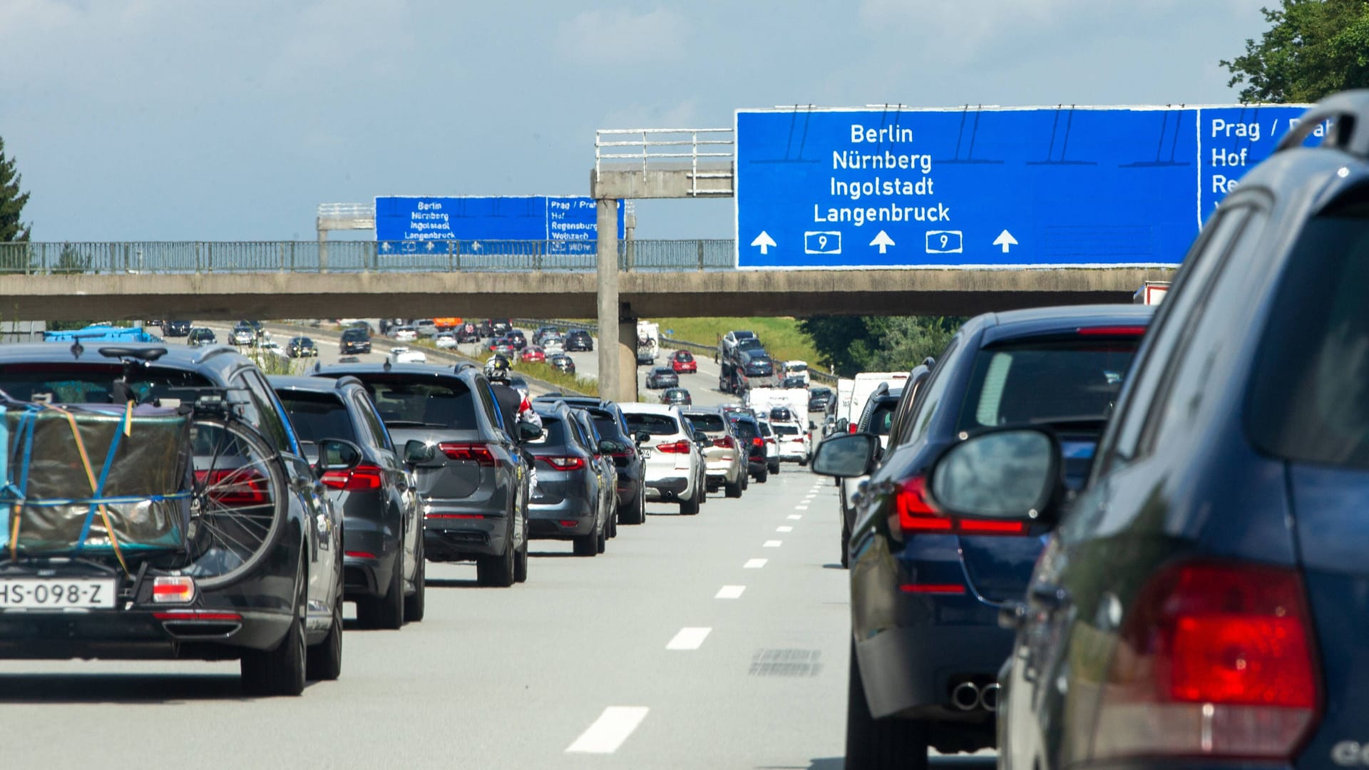 Stau auf der Autobahn (Symbolbild): Am Donnerstag starten in Berlin die Sommerferien.