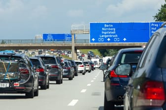 Stau auf der Autobahn (Symbolbild): Am Donnerstag starten in Berlin die Sommerferien.