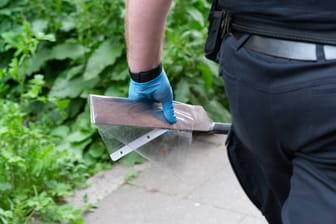 Ein Polizist mit einer Machete in der Hand (Symbolbild): In Berlin ist ein junger Mann bei einem Verkauf attackiert worden.