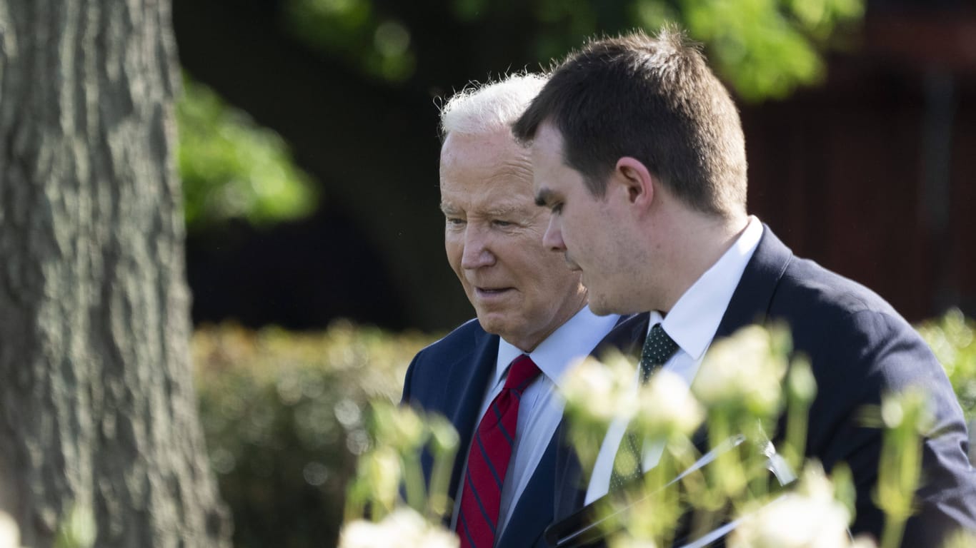 Joe Biden im Gespräch mit Jacob Spreyer, einem der Präsidentenberater im Weißen Haus.