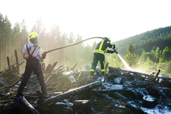 Feuerwehr im Einsatz (Archivbild): Die Waldbrandgefahr in Brandenburg ist hoch.