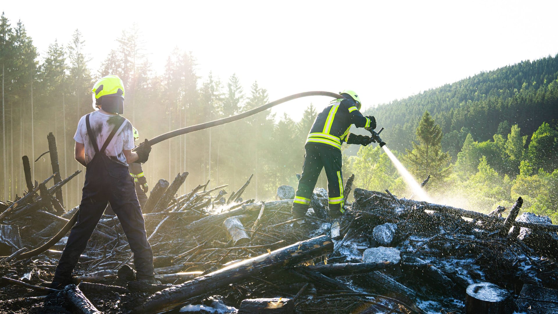 Feuerwehr im Einsatz (Archivbild): Die Waldbrandgefahr in Brandenburg ist hoch.