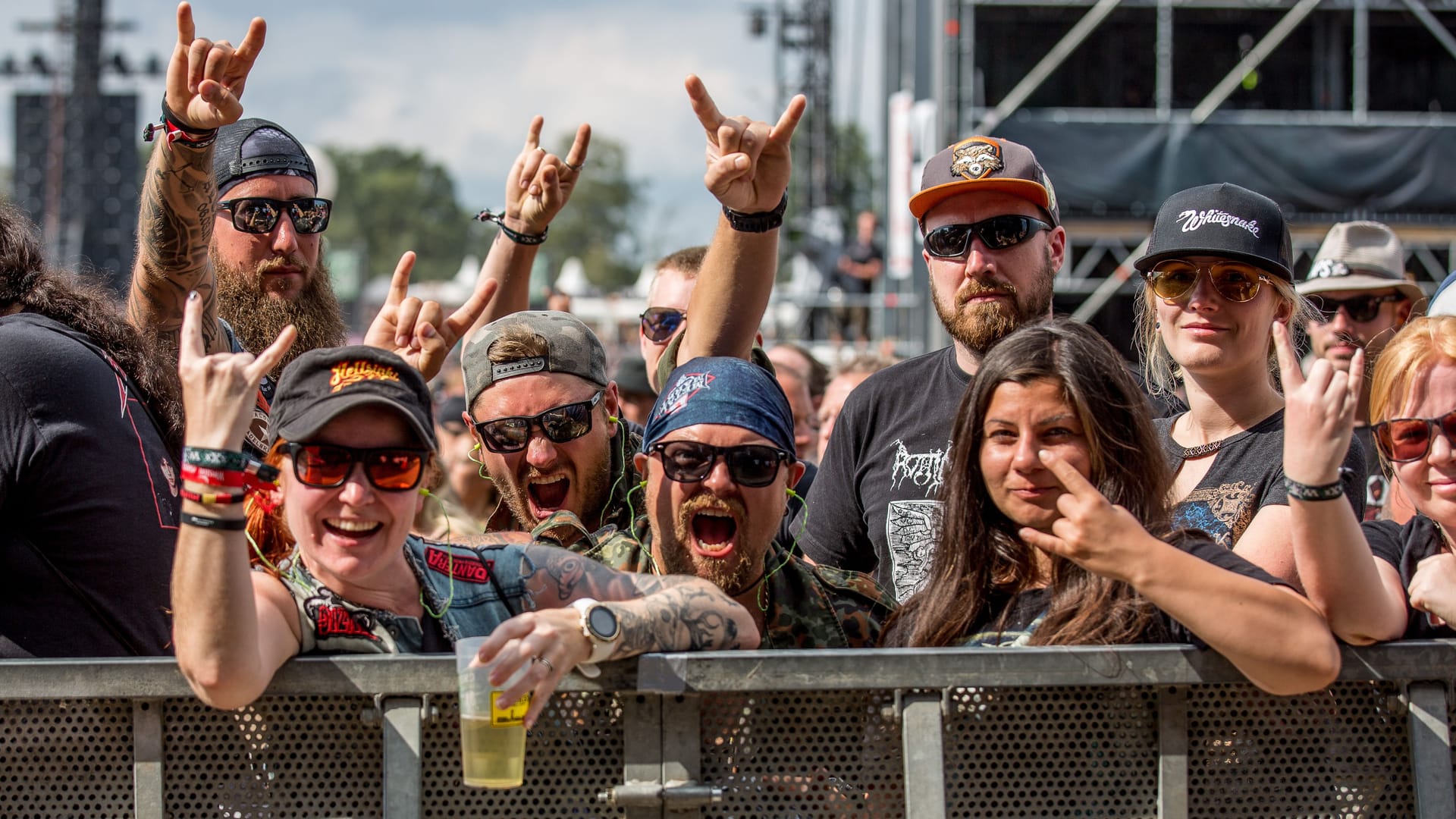 Besucher eines Metal-Festivals (Symbolbild): Das "Hellseatic" muss mehr Karten verkaufen.