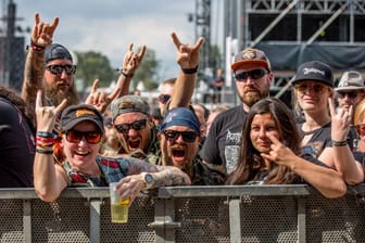 Besucher eines Metal-Festivals (Symbolbild): Das "Hellseatic" muss mehr Karten verkaufen.