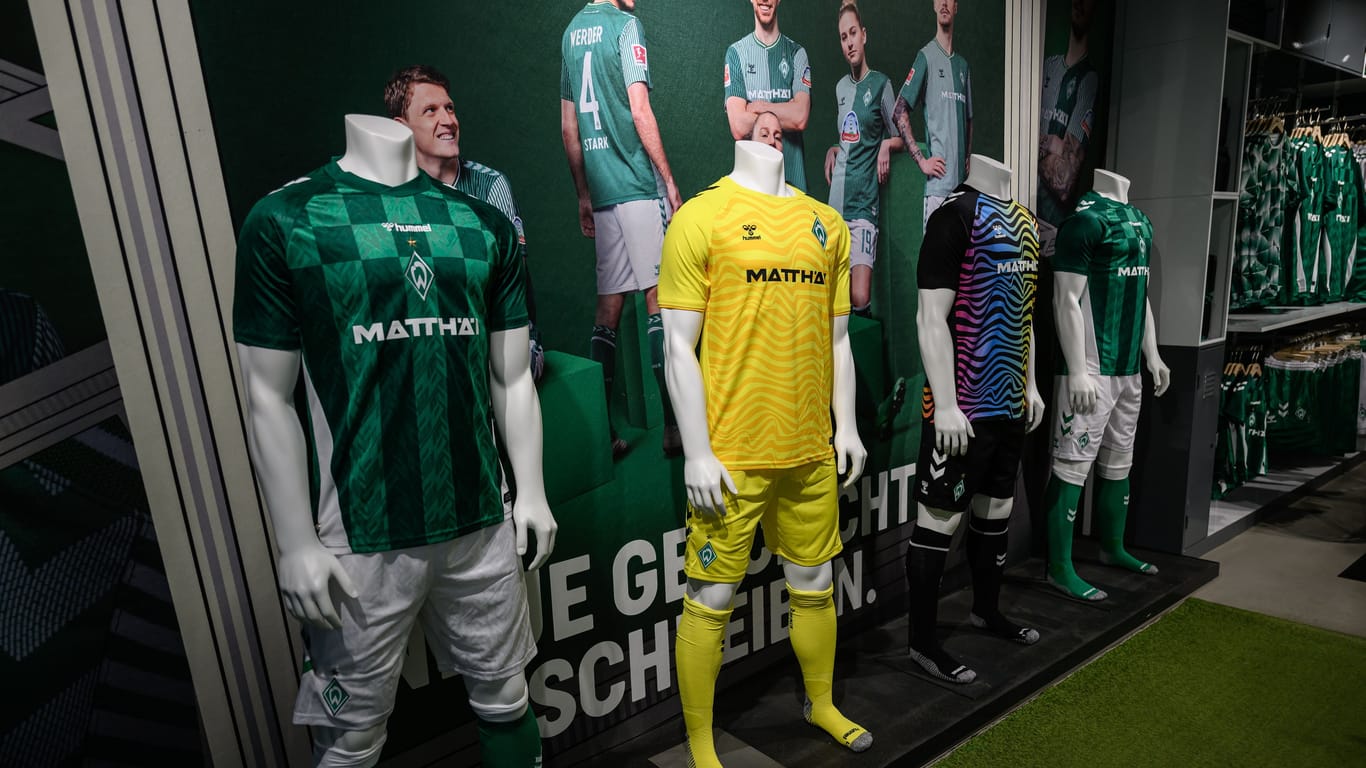 Werder-Trikots im Shop (Archivbild): Das "Third"-Trikot kommt bei den Fans gut an.