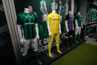 Werder-Trikots im Shop (Archivbild): Das "Third"-Trikot kommt bei den Fans gut an.