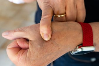 Frau trägt Chip im Handgelenk