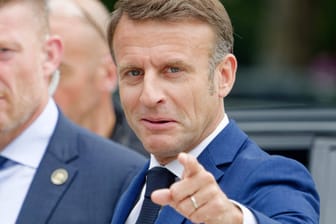 Der Rechtsruck bei den vorgezogenen Parlamentswahlen könnte Präsident Emmanuel Macron die Macht kosten.