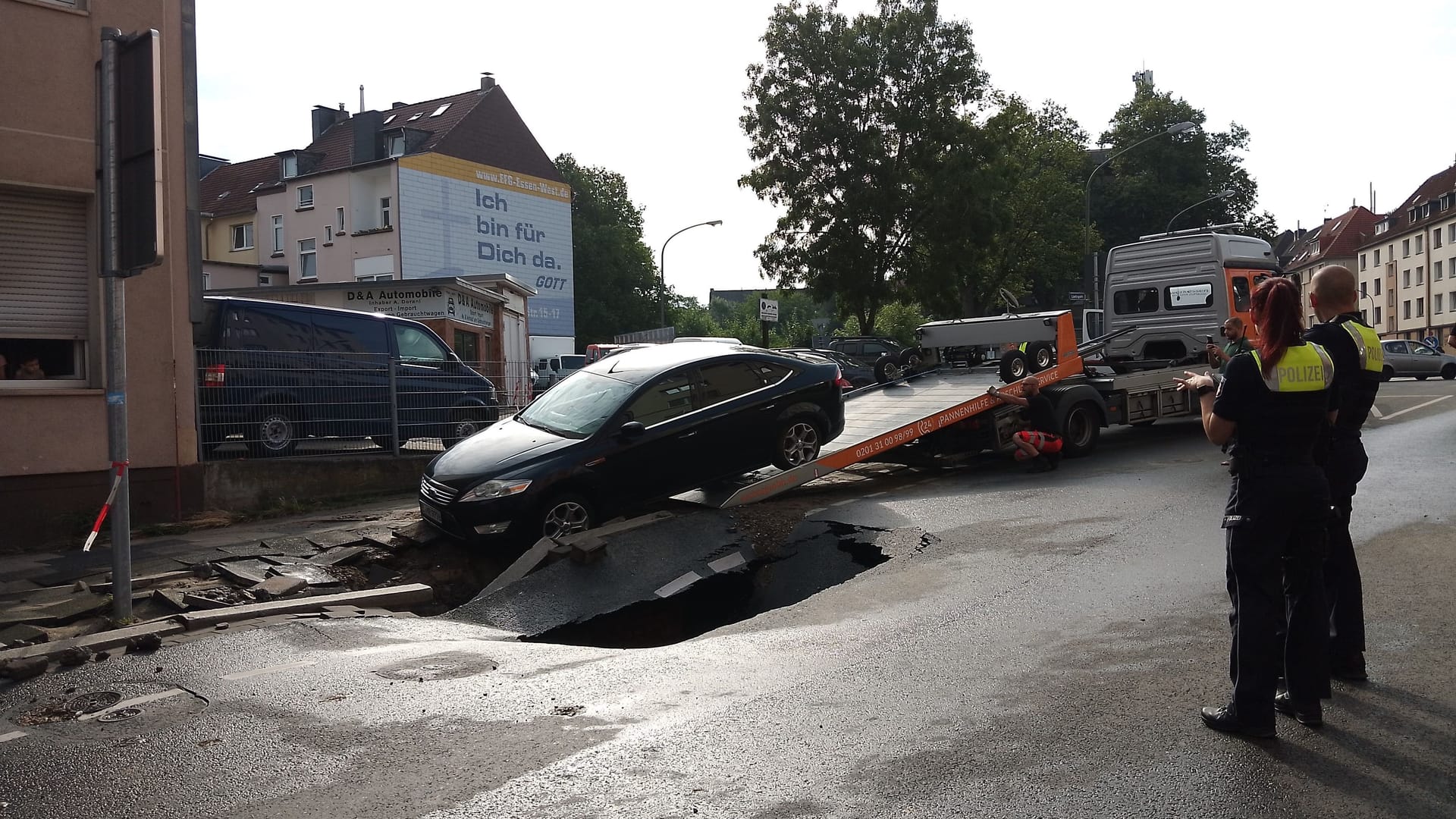 Weil die Fahrbahndecke auf der betroffenen Straße absackte, mussten zwei Autos von einem Abschleppdienst gesichert werden.