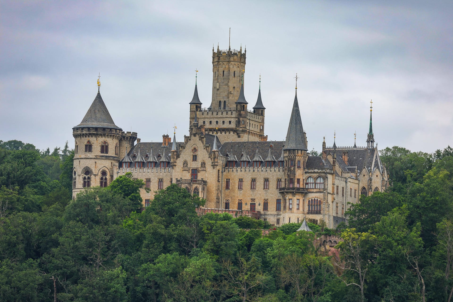 Das Schloss Marienburg: Hier wurden einige Szenen der deutschen Streaming-Serie "Maxton Hall" gedreht.