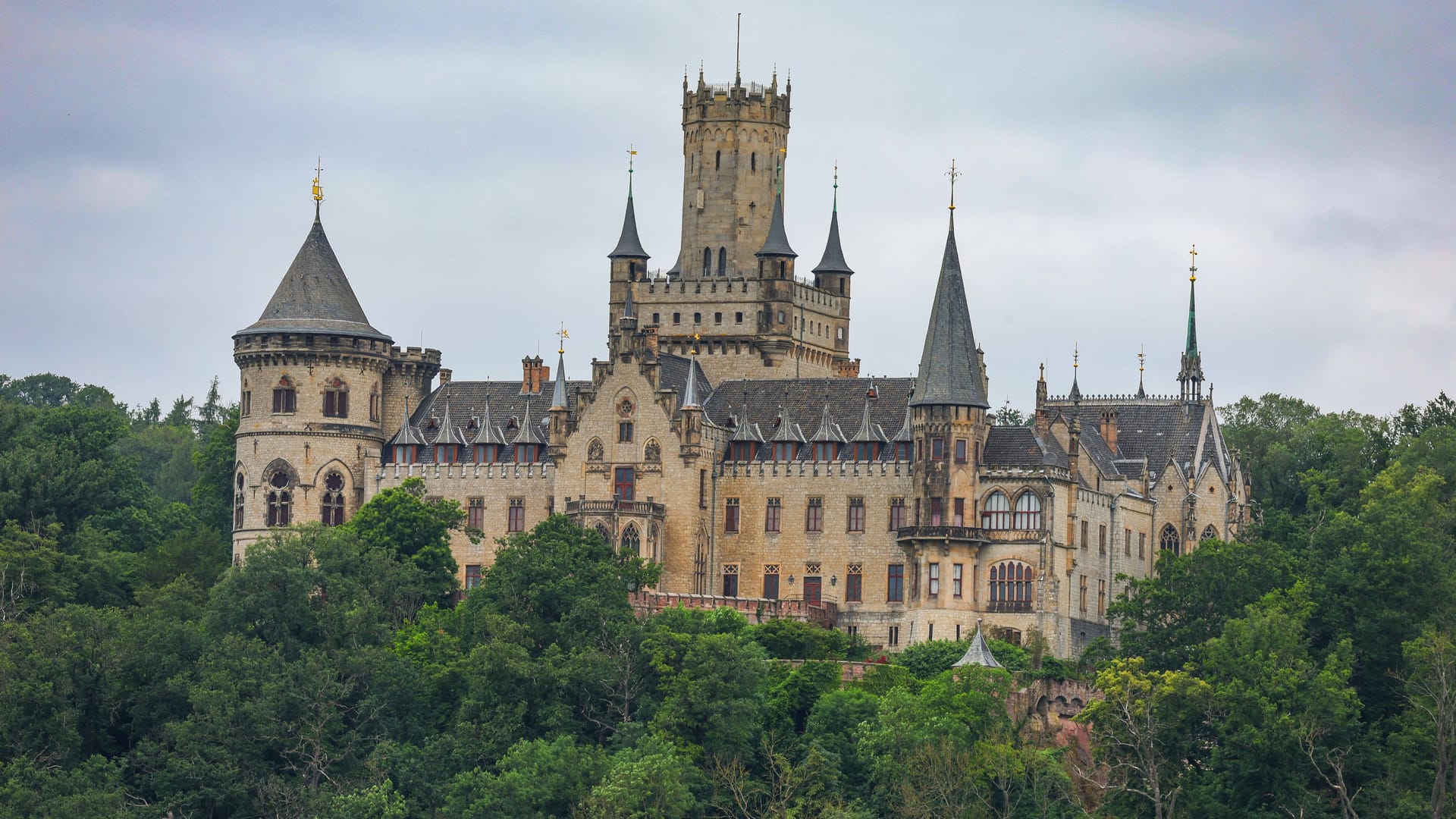 Das Schloss Marienburg: Hier wurden einige Szenen der deutschen Streaming-Serie "Maxton Hall" gedreht.