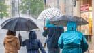 Menschen laufen am Stachus durch den Regen (Archivbild): Vor allem am Sonntag dürfte was Wetter in München wieder besser werden.