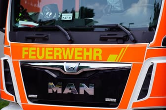 Symbolbild / Themenbild: Feuerwehr, Rettungsdienst, Polizei, Blaulicht. Feuerwehr, Rettungsdienst, Polizei, Blaulicht, Einsatz,Niedersachsen, Hannover, Blaulicht, Notfall, Feuer, Brand, Notruf, Einsatzstelle, Hilfe, Notarzt, NEF, Notarzteinsatzfahrzeug, Notarzteinsatz, Einsatz, Feuerwehr, Arzt, Rettungswagen, RTW, Krankenhaus, Berufsfeuerwehr, 112, Blaulicht, Einsatzfahrt, Erste Hilfe, Europa, Deutschland, Unfall, Medizinischer Notfall, Fahrzeug, N